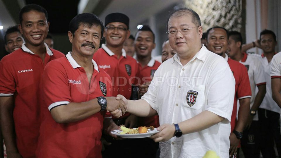 Acara syukuran Bali United, pelatih Bali United, Indra Sjafri (kiri) dan CEO Bali United, Yabes Tanuri (kanan). Copyright: &copy; Ian Setiawan/INDOSPORT